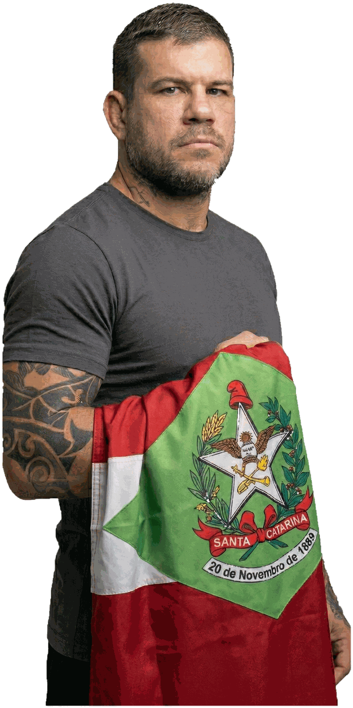 Marcelo Brigadeiro segurando a bandeira de Santa Catarina